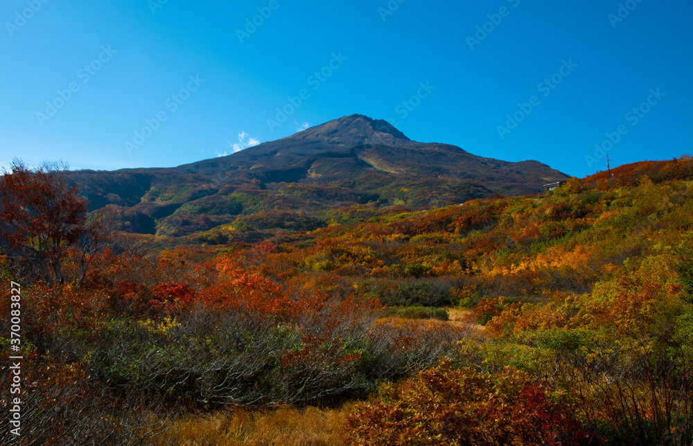 鳥海山と紅葉と青空