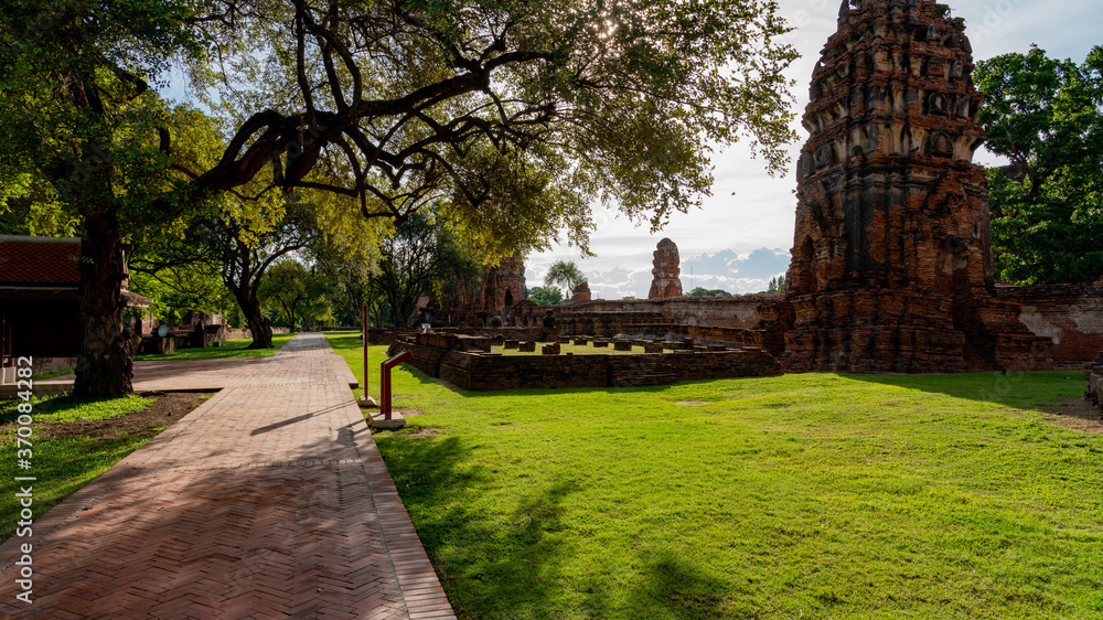 Thai Buddhist Temples and Ancient Ruins 