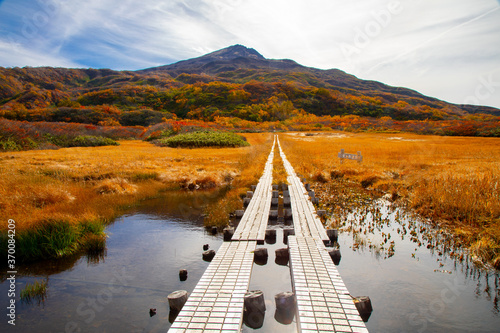紅葉の鳥海山と竜ヶ原湿原遊歩道