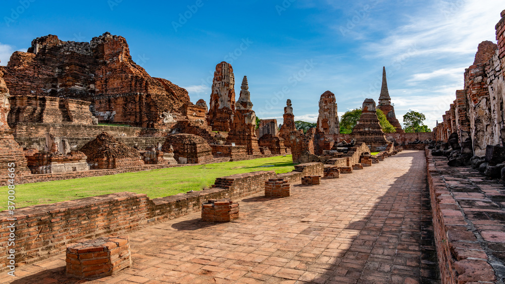 Fototapeta premium Thai Buddhist Temples and Ancient Ruins 