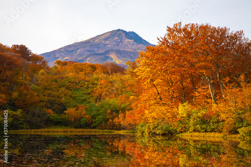 紅葉と鳥海山