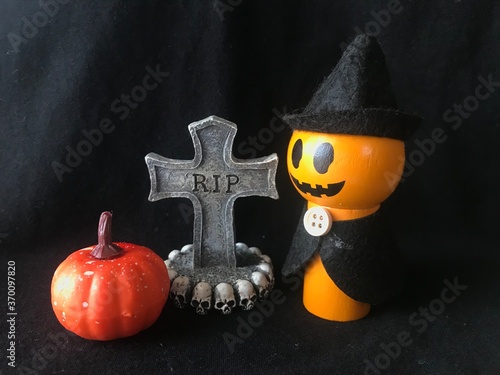 お墓 かわいいオバケの人形 カボチャ ジャックオランタン ハロウィンイメージ Stock 写真 Adobe Stock