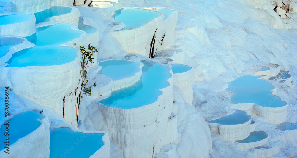 Fototapeta premium Natural travertine pools and terraces in Pamukkale. Cotton castle in southwestern Turkey,
