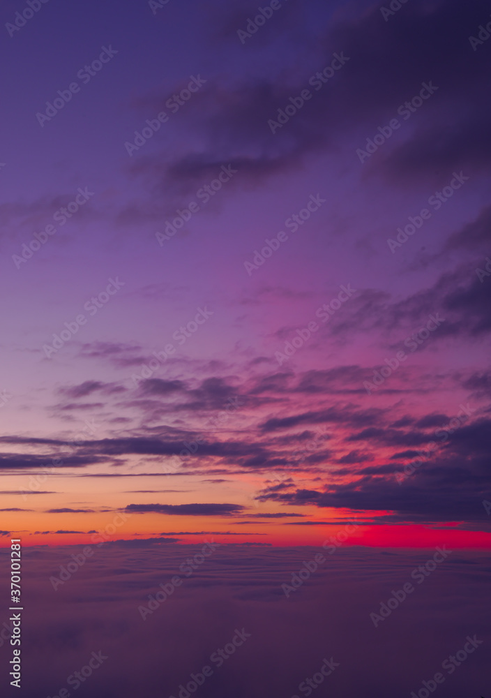 雲海の広がる朝の鮮やかな夜明けの空。津別峠、北海道、日本。