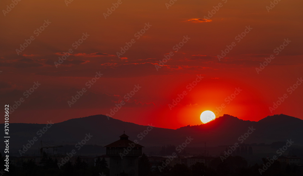 Fototapeta premium Západ slunce nad Buchlovem