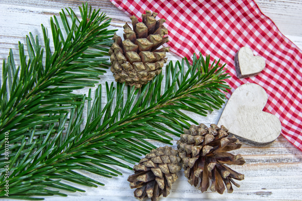 At an old table the Christmas decoration is placed ready.