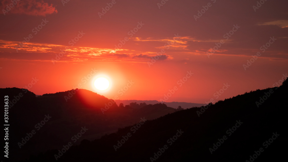 Obraz premium Epic sunset over the hills.