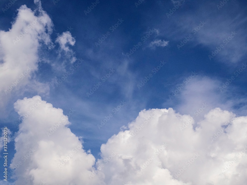 Obraz premium 夏の青空と雲