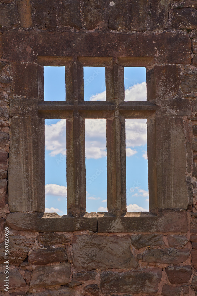 Weißen Wolken am blauem Himmel hinter einem Fenster. Weißen Wolken am blauem Himmel hinter einem Fenster.