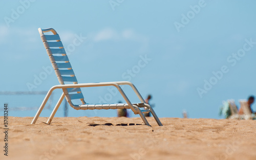 砂浜に置かれたビーチチェア
