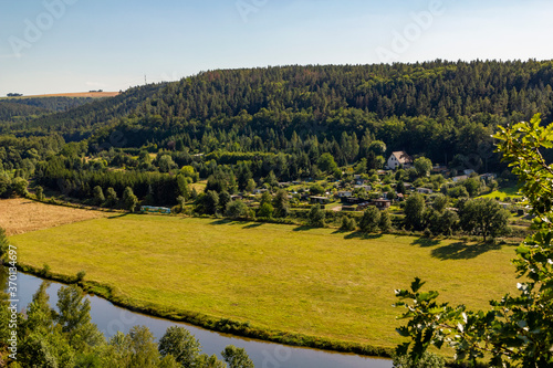 Blick über das Elstertal in Wünschendorf, Thüringen © A.N.Foto