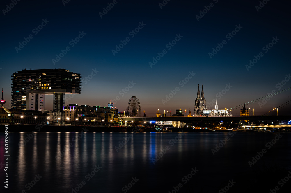 Nachtaufnahme Kranhäuser am Rheinufer in Köln mit Blick auf den Kölner Dom