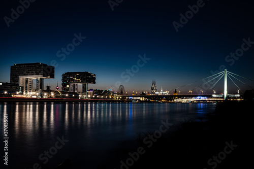 Nachtaufnahme Kranhäuser am Rheinufer in Köln mit Blick auf den Kölner Dom © Marcel Paschertz
