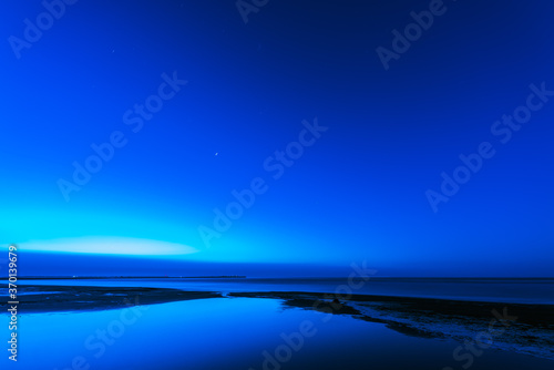 静かなブルーアワーの浜辺