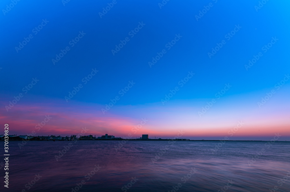 日の出15分前の空と海 Stock 写真 | Adobe Stock