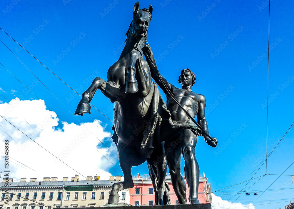 Obraz premium Sculpture tamer of horses on Anichkov bridge. St. Petersburg, Russia