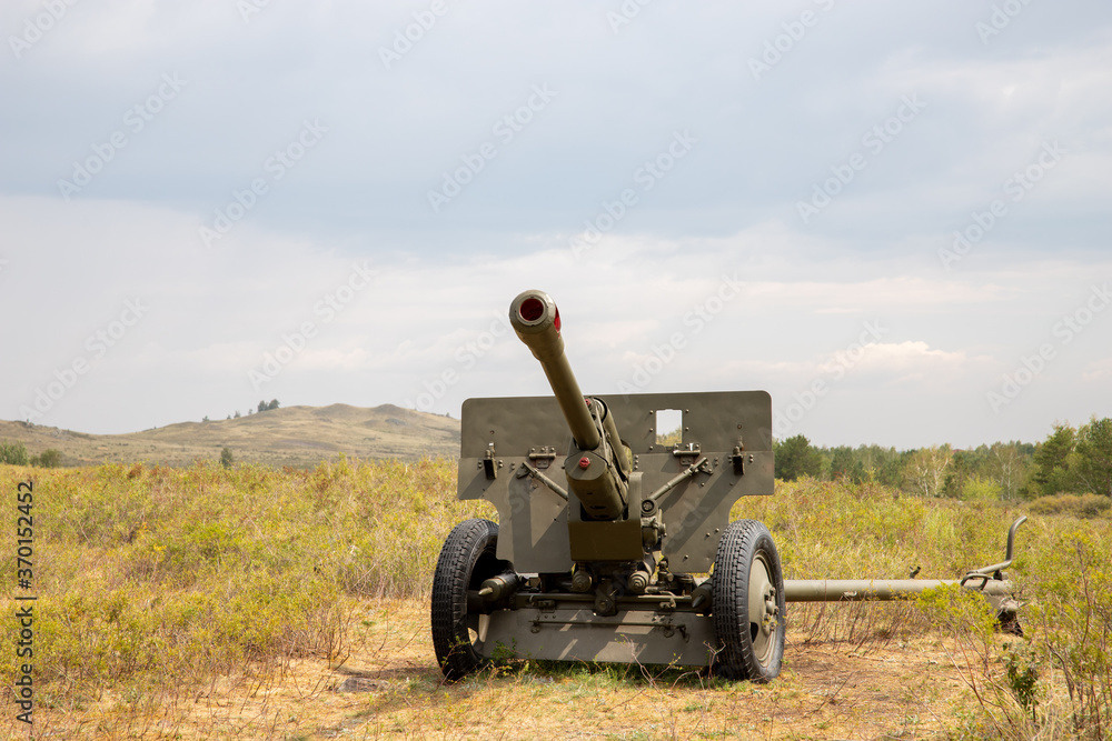 The 76-mm divisional gun M1942 or ZiS-3 was a Soviet 76.2 mm divisional field gun used during World War II. The 76-mm divisional gun M1942 or ZiS-3 was a Soviet 76.2 mm divisional field gun used during World War II.