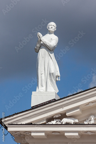 Figur auf der Kathedrale St. Stanislaus, Vilnius, Litauen photo