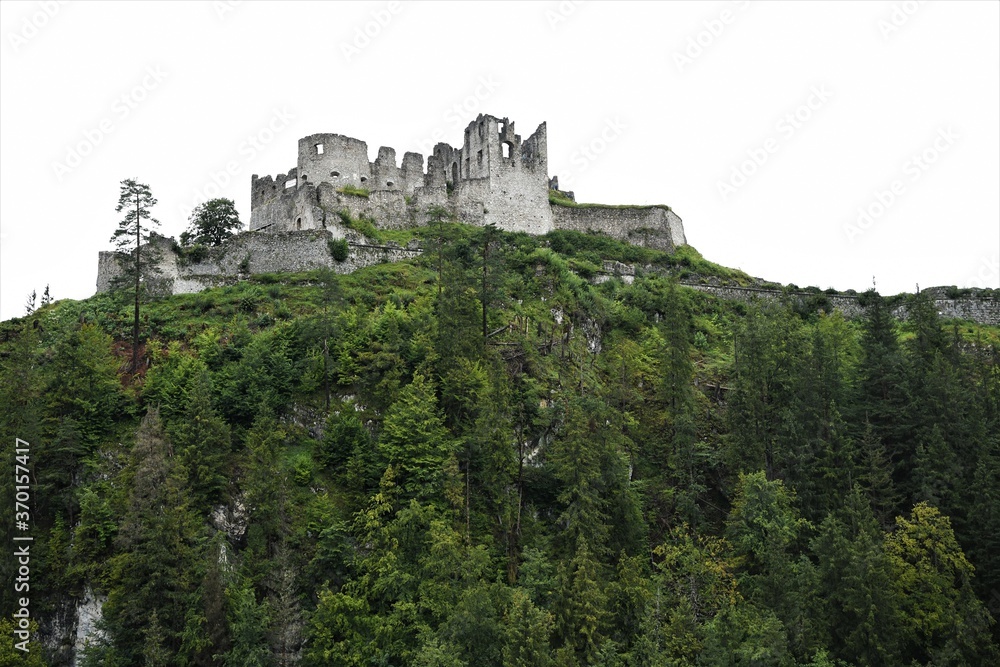  Die imposante Burgruine Ehrenberg - Um 1290 erbaut war die, fast uneinnehmbare  Burg am Nordrand der Lechtaler Alpen in Tirol eine der bedeutendsten Festungsanlagen Europas. 
