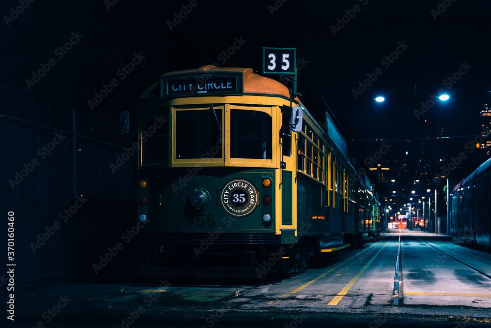 Fototapeta premium Melbourne Classic Tram at night 