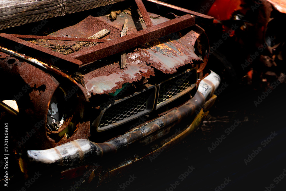 Fototapeta premium 放置され錆びて動かない自動車