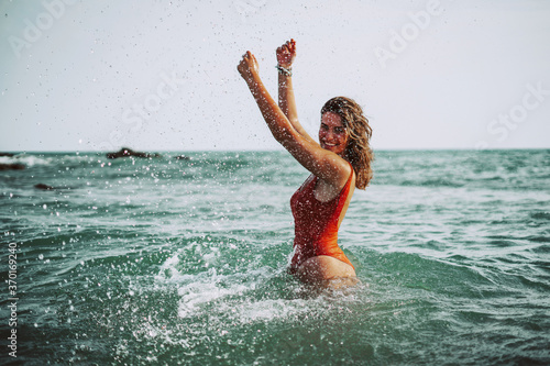 Fotografie Chica playa bañador verano cadiz sur españa alegre feliz disfrutando de vacacion
