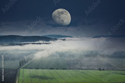 Landschaft im Nebel und Mondschein im Winter