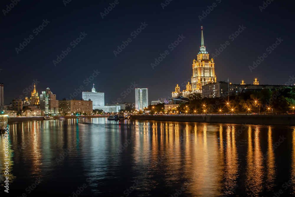 Obraz premium Night embankment of a beautiful city