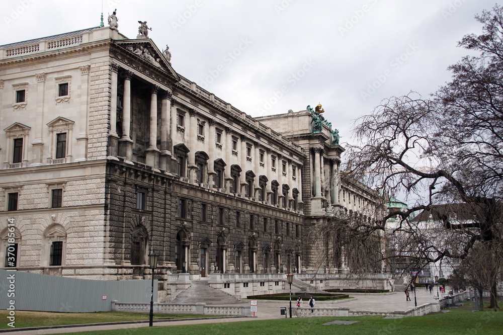Fototapeta premium The building of the famous Hofburg Palace in the center of Vienna and Heldenplatz, Austria