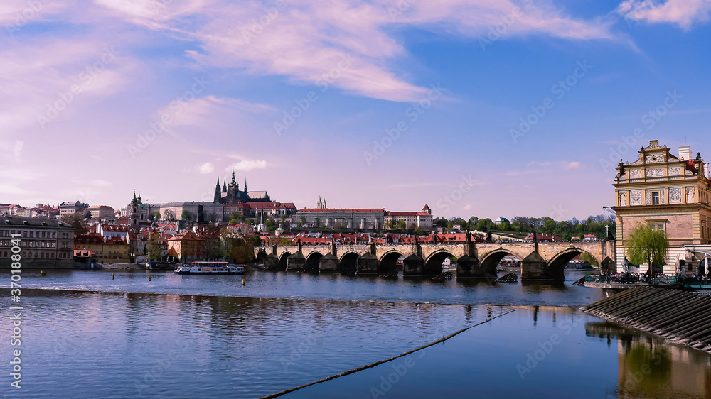Vista panóramica del Puente de Carlos que atraviesa el río Moldava conectando la ciudad vieja con la ciudad pequeña en Praga, República Checha