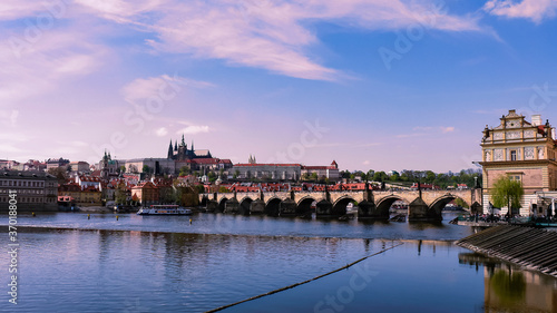 Vista pan  ramica del Puente de Carlos que atraviesa el r  o Moldava conectando la ciudad vieja con la ciudad peque  a en Praga  Rep  blica Checha
