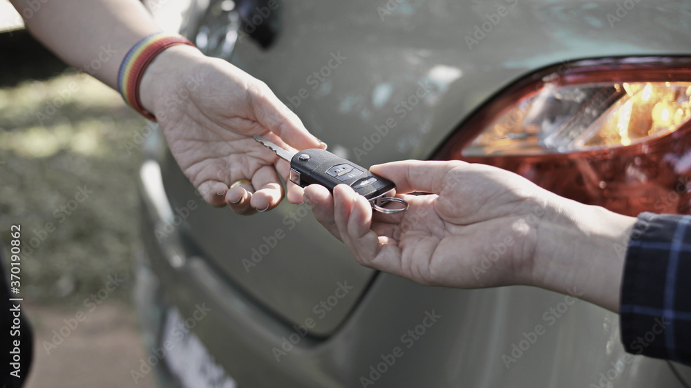 Hands that give each other the keys Car trading ideas