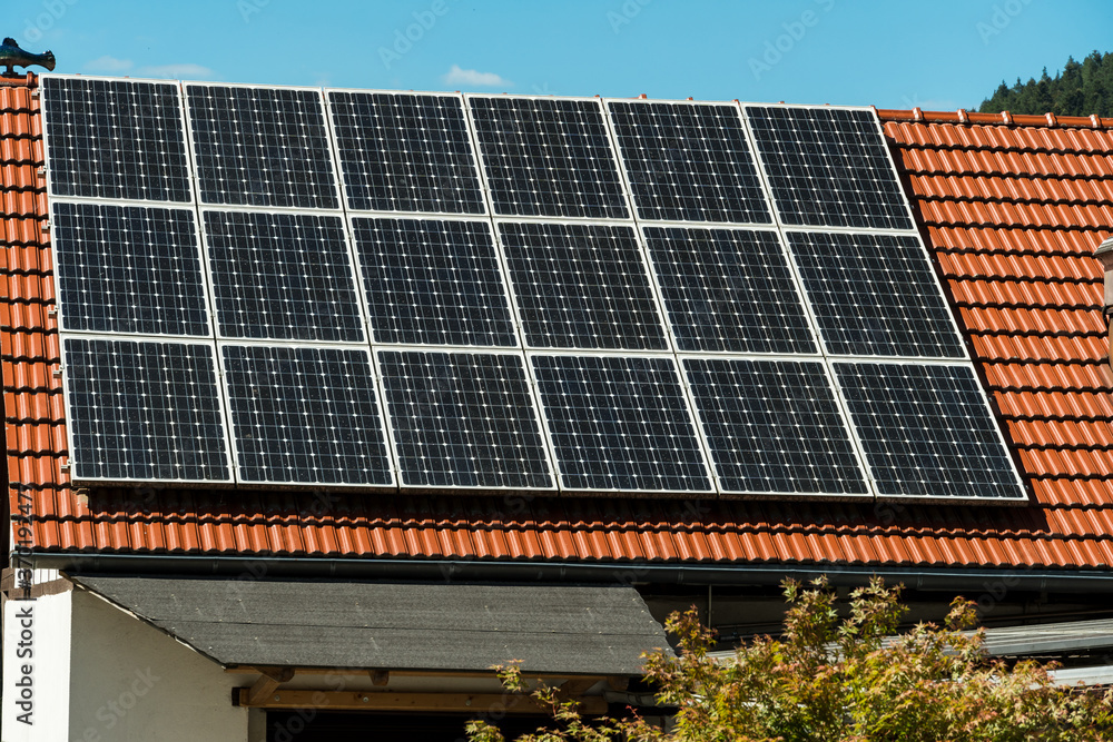 Fototapeta premium Hausdach mit Solaranlage
