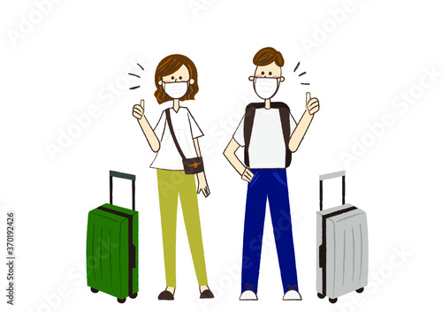 マスクをつけてグッドポーズで旅行に行く男性と女性