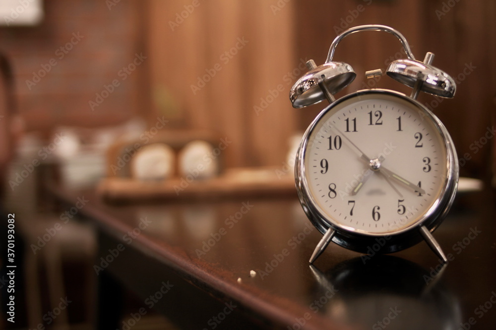 Naklejka premium alarm clock on the table