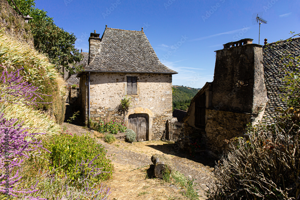Les rues étroites et les maisons anciennes du village La Vinzelle, Lot, France. Les rues étroites et les maisons anciennes du village La Vinzelle, Lot, France.