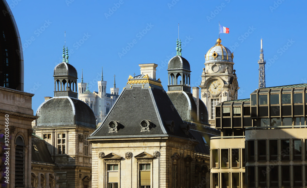 Toitures  de l'hôtel de ville de Lyon sur la place de la Comédie, avec Fourvière en arrière plan.