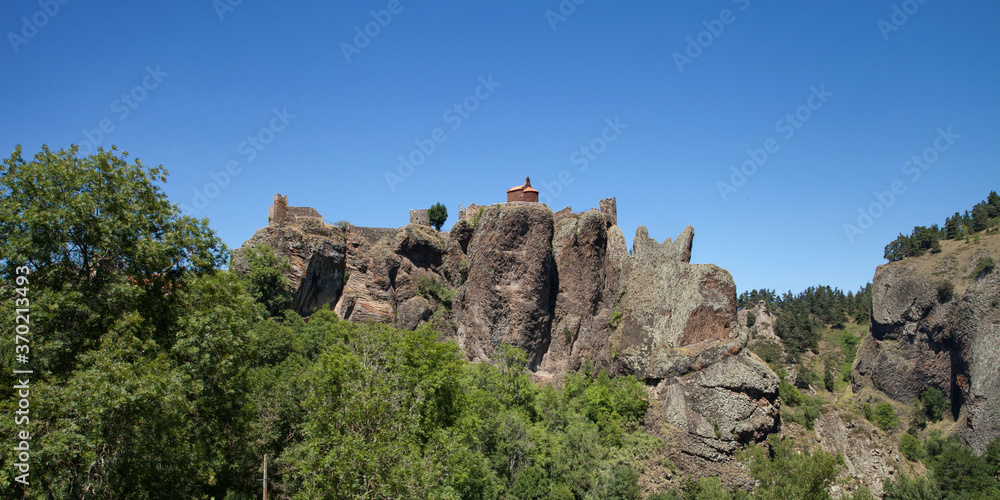 Les ruines et l'église d'Arlempdes perchés sur un énorme rocher basaltique