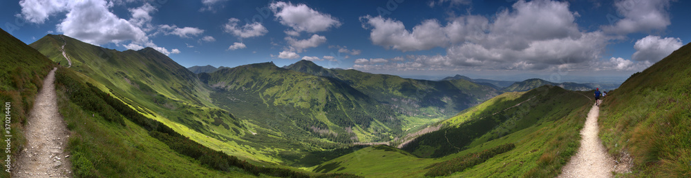 Panorama Tatry Zachodnie - Widko z góry Czubik na Dolinę Chochołowską