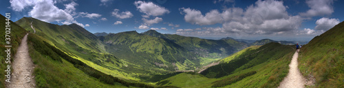 Panorama Tatry Zachodnie - Widko z góry Czubik na Dolinę Chochołowską