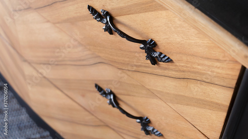 Primer plano a las vetas de la madera de un renovado y lujoso mueble de estilo vintage