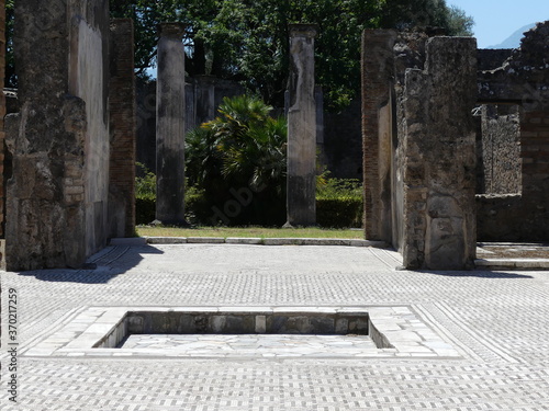 Ruines de Pompéi, impluvium décoré de mosaïque, bordé par plusieurs colonnes photo