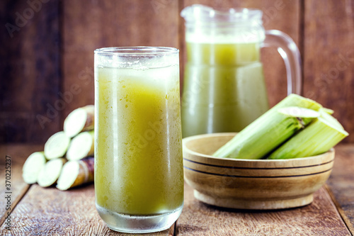 Cane juice or garapa, drink rich in sucrose, used as raw material in the manufacture of sugar, ethanol and alcoholic beverages, such as cachaça and rum