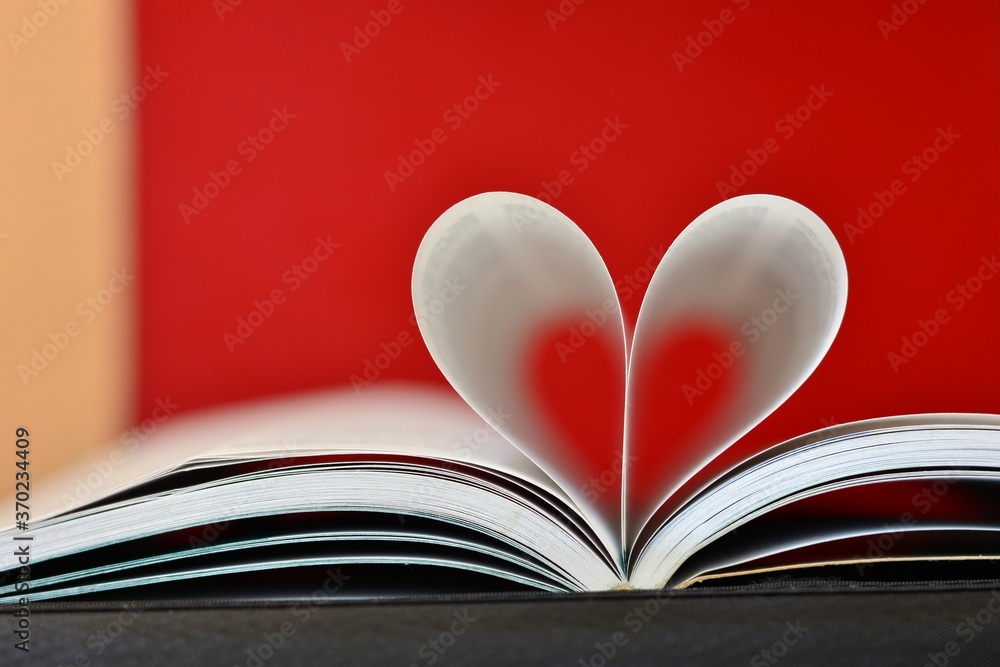 Libro abierto con la páginas curvadas en forma de corazón Libro abierto con la páginas curvadas en forma de corazón