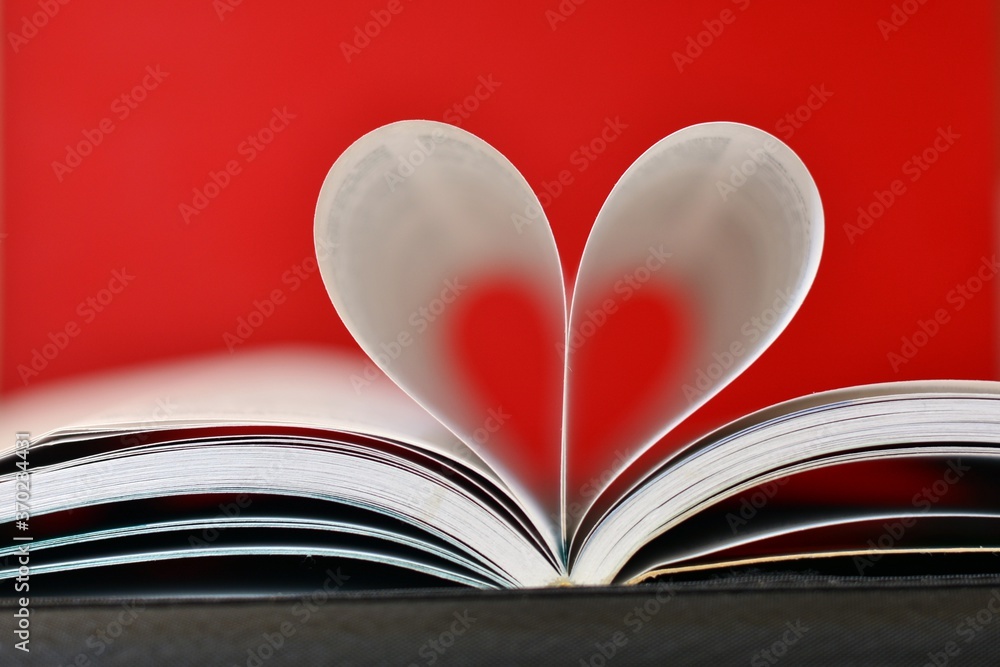 Páginas de un libro curvadas en forma de corazón
Páginas de un libro curvadas en forma de corazón
