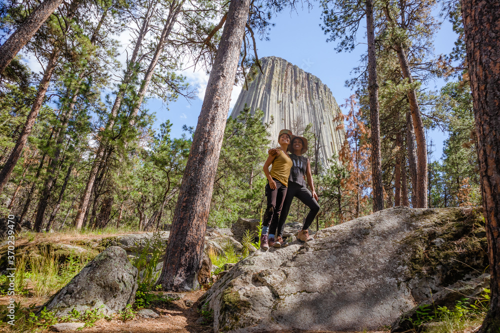 Obraz premium Couple in forest at Devil's tower
