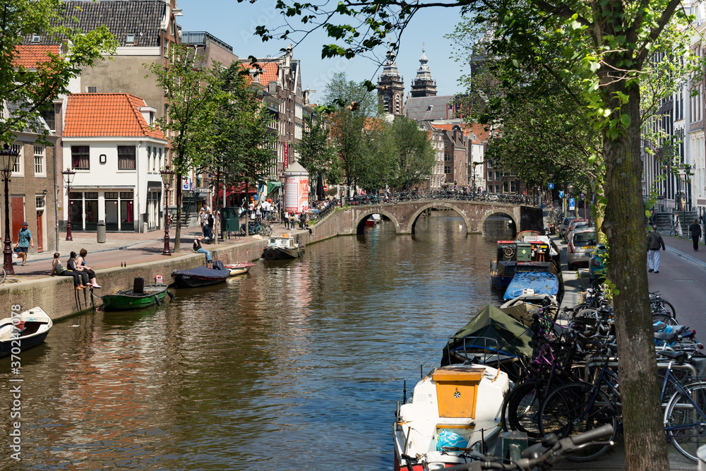 Φωτογραφία Apartment buildings, boats and busineses line a canal in Amsterdam, Netherlands,