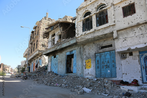 Destruction of Yemeni homes as a result of the violent war on the Yemeni city of Taiz.