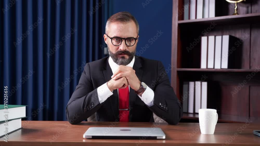 The boss, whose face was full of beard, was wearing glasses with a serious expression.
The boss, whose face was full of beard, was wearing glasses with a serious expression.