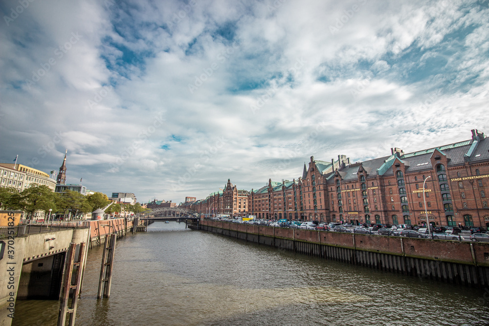 Obraz premium Historical warehouses on the Zollkanal canal in Speicherstadt district in Hamburg, Germany
